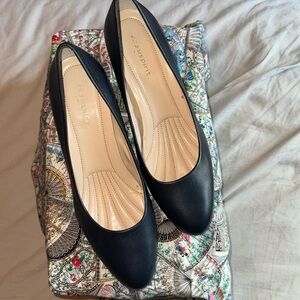 Easy Spirit Navy Leather Rounded Toe Pumps. 1.75” Heel. Size 8